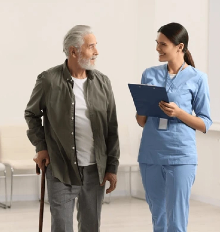 Personas estudiando la Biblia