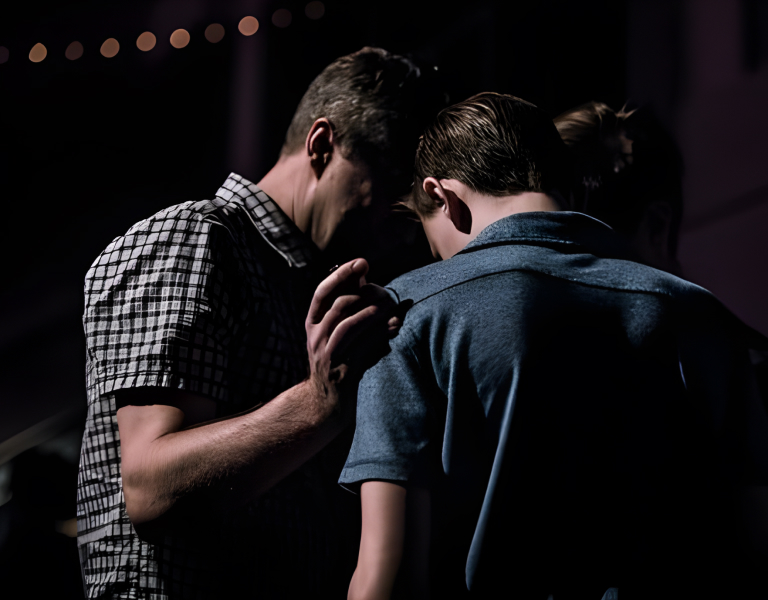 Personas estudiando la Biblia